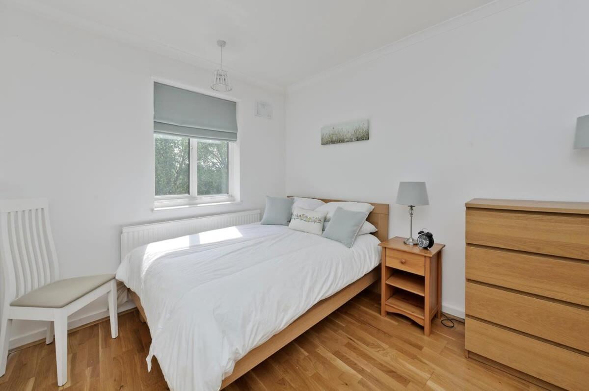 Leafy Earls Court 3 Bed Flat Londra