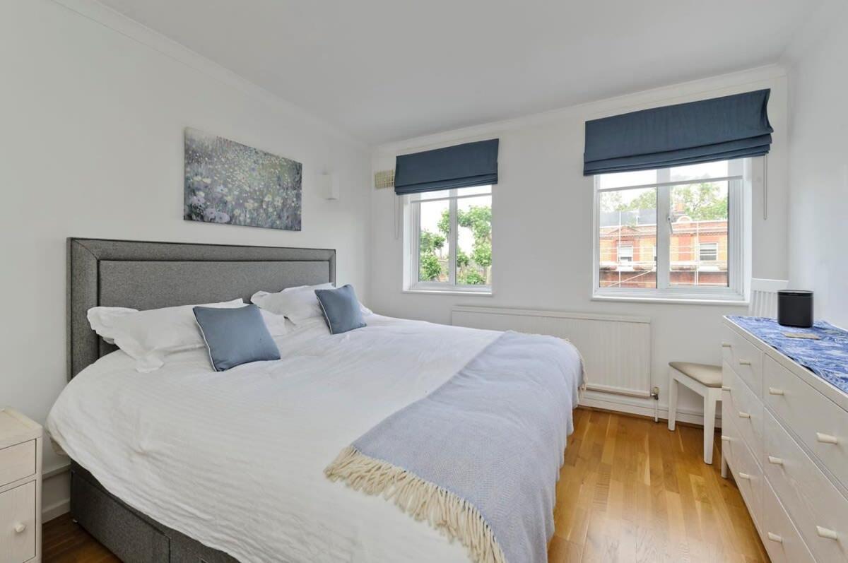 Leafy Earls Court 3 Bed Flat * Londra
