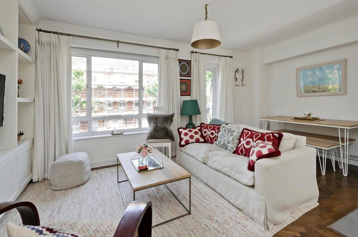 Leafy Earls Court 3 Bed Flat Londra